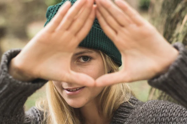 Blonde vrouw poseren buiten in de herfst park — Stockfoto