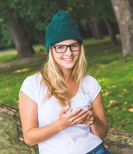 Blonde woman posing outdoor in autumn park — Stock Photo, Image