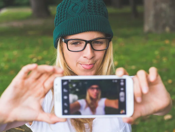 Femme blonde posant en plein air, prenant autoportrait — Photo