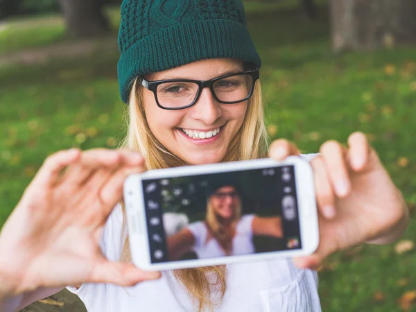 Blondýnka pózuje venkovní, přičemž autoportrét — Stock fotografie