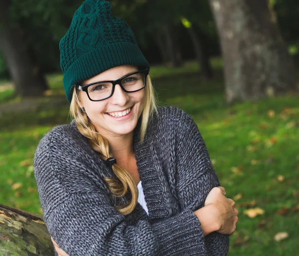 Blonde woman posing outdoor in autumn park — Stock Photo, Image