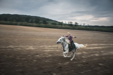 Özgürlük, dört nala koşan at