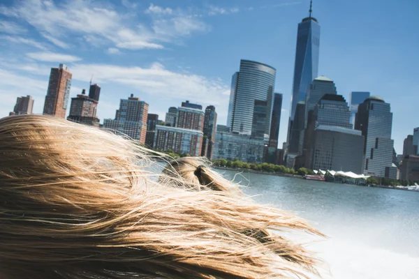 Manhattan skyline view from a high speed boat, over blonde woman — Stock Photo, Image