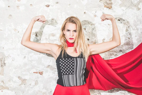 Mujer fuerte posando delante de la cámara y empujando bíceps —  Fotos de Stock