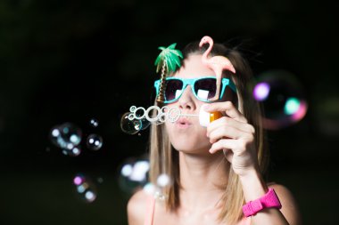 güzel kadın üfleme kabarcıklar