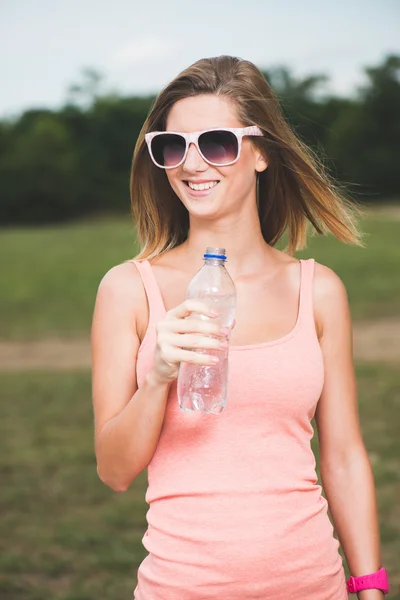 Chica de fitness sedienta sosteniendo botella de agua — Foto de Stock