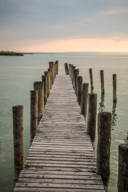 houten promenade op strand