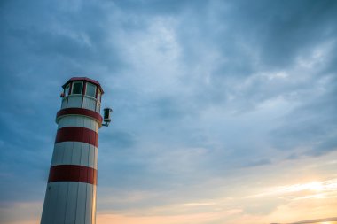 Lighthose fırtınalı bulutlar üzerinde