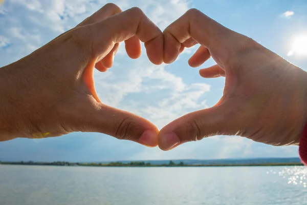 Due mani - formano una forma di cuore — Foto Stock