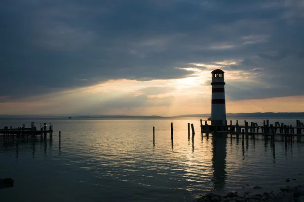 A paisagem marinha ao pôr-do-sol. Farol — Fotografia de Stock