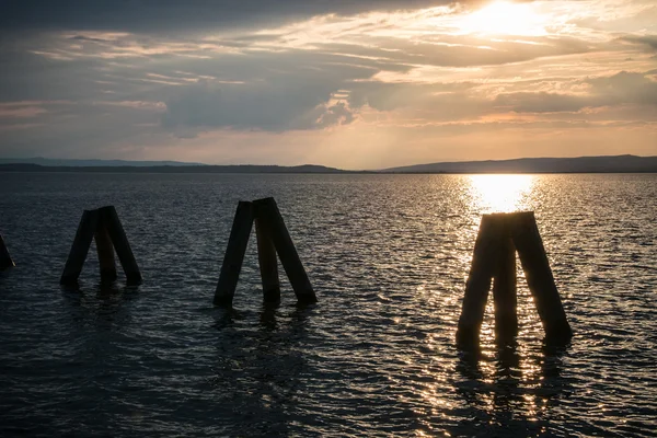 Geweldige zonsondergang boven de zee — Stockfoto