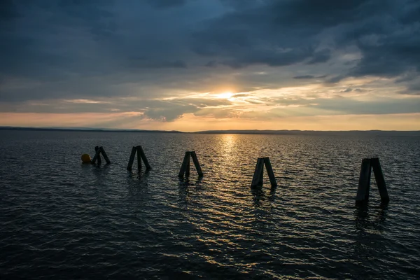 Pôr do sol incrível sobre o mar — Fotografia de Stock