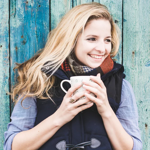 Autunno donna bere caffè . — Foto Stock