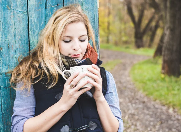 Jesień kobieta pije kawę. — Zdjęcie stockowe