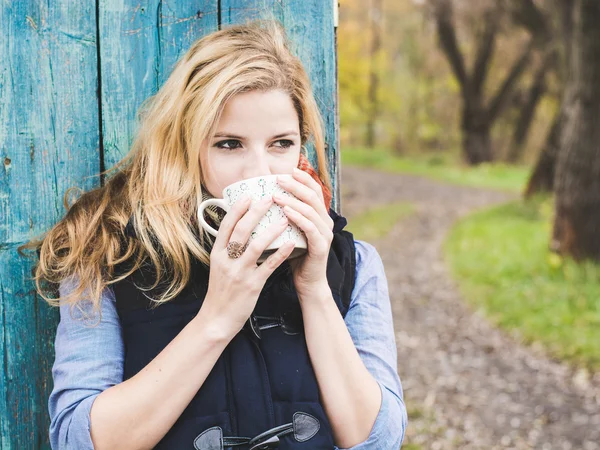 Herbst-Frau trinkt Kaffee. — Stockfoto