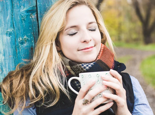 秋の女性がコーヒーを飲む. — ストック写真