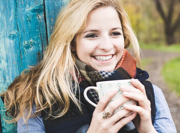 Podzimní žena pití kávy. — Stock fotografie
