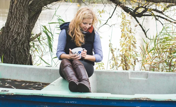 Mujer descansando con una taza de café o té . — Foto de Stock