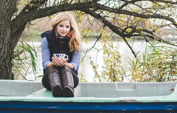 Mujer descansando con una taza de café o té . — Foto de Stock