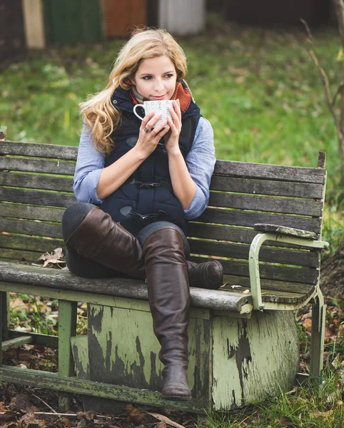 Blond kvinna med kopp varma drycker — Stockfoto