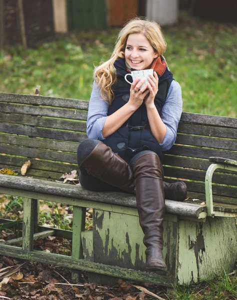 Blonde woman relaxing outdoor — Stock Photo, Image