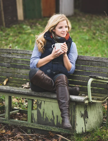 Mujer rubia relajante al aire libre —  Fotos de Stock