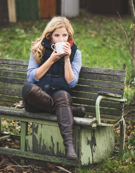 Mujer rubia relajante al aire libre —  Fotos de Stock