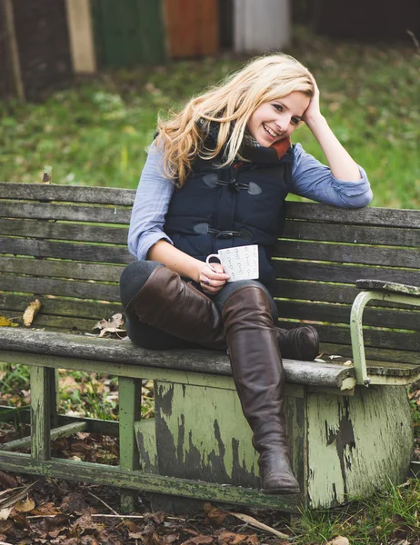 Blondýnka relaxační venkovní — Stock fotografie