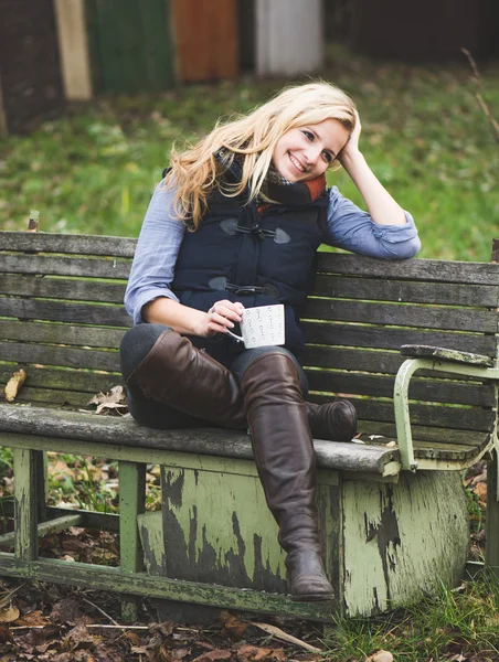 Femme blonde relaxant en plein air — Photo