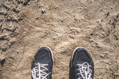 First person perspektif yürüyüş ayakkabısı çamurlu yolda mavi