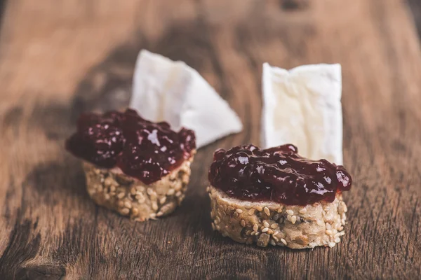 Camembert ve yaban mersini reçeli — Stok fotoğraf