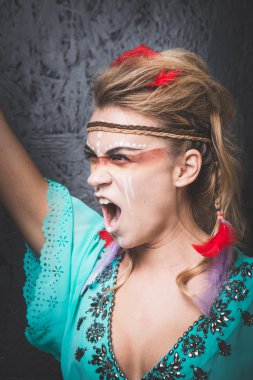 Kızılderili savaşçı boya yüz kamuflaj, ağzı açık - studio fotoğraf profesyonel makyaj ile çığlık
