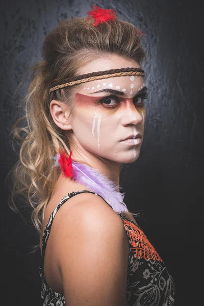 Indianer mit Gesichtsmaske - Studiofoto mit professionellem Make-up — Stockfoto