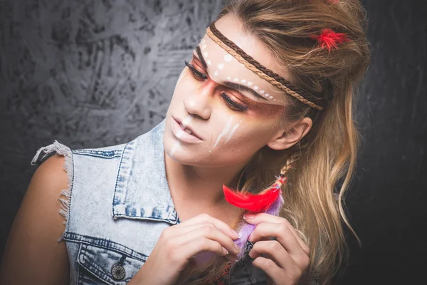 Indio americano con camuflaje de cara de pintura - foto de estudio con maquillaje profesional — Foto de Stock