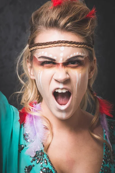 Krijger van de American Indian met verf gezicht camouflage, schreeuwen met mond open - studio foto met professionele make-up — Stockfoto