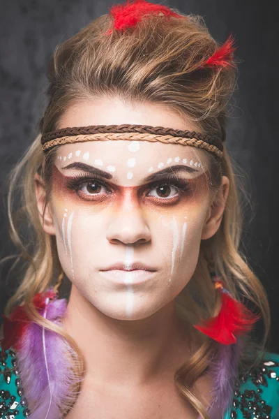 Índio americano com camuflagem de rosto de pintura - foto de estúdio com maquiagem profissional — Fotografia de Stock