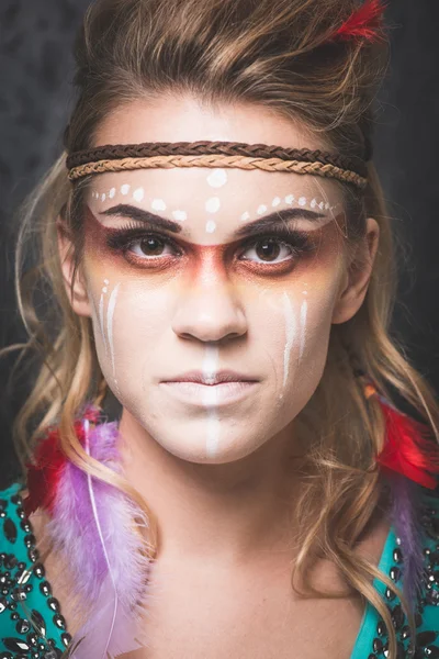 Índio americano com camuflagem de rosto de pintura - foto de estúdio com maquiagem profissional — Fotografia de Stock