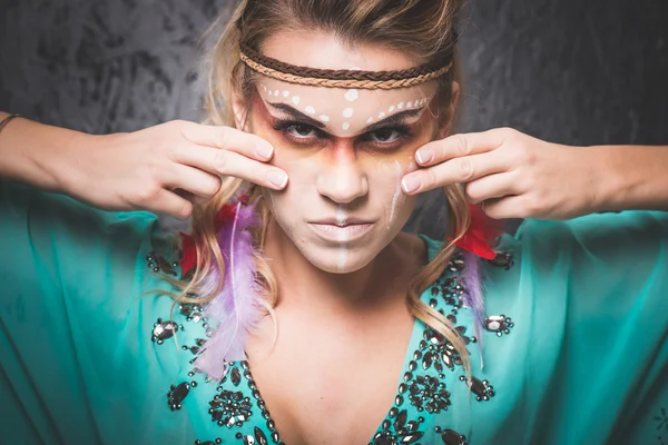Indiaanse met verf gezicht camouflage - studio foto met professionele make-up — Stockfoto