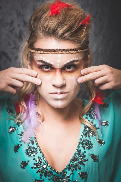 Indiaanse met verf gezicht camouflage - studio foto met professionele make-up — Stockfoto