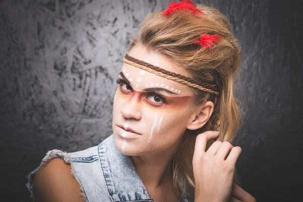 Indiaanse met verf gezicht camouflage - studio foto met professionele make-up Stockafbeelding