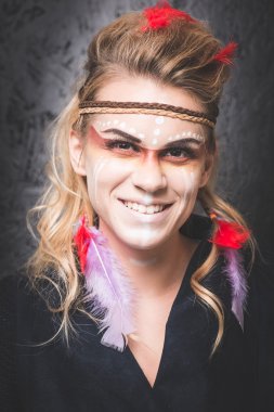 Kızılderili kadın kamuflaj ile