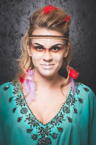 Indiaanse met verf gezicht camouflage — Stockfoto