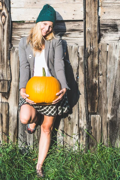 Blond kobieta trzymając halloween dynia — Zdjęcie stockowe