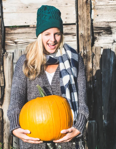 Blonďatá žena drží halloween dýně — Stock fotografie