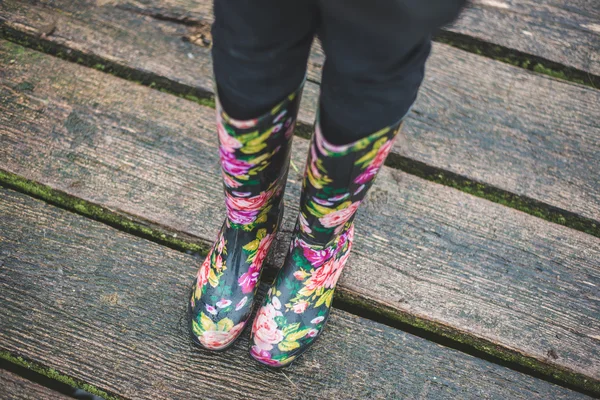 Mulher usando botas de borracha — Fotografia de Stock