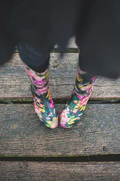 Mulher usando botas de borracha — Fotografia de Stock