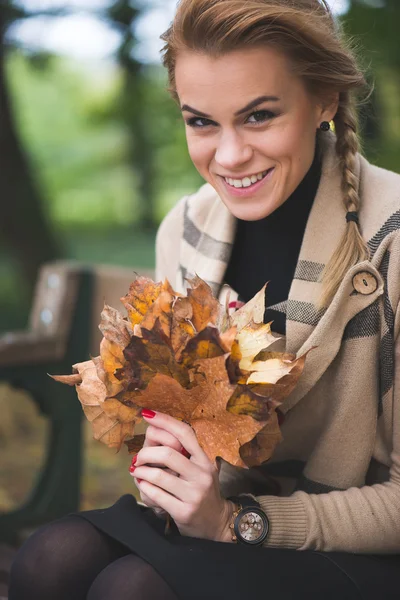 Žena držící podzimní listy — Stock fotografie