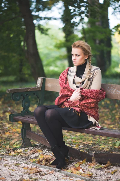 Žena odpočívající v podzimním parku — Stock fotografie