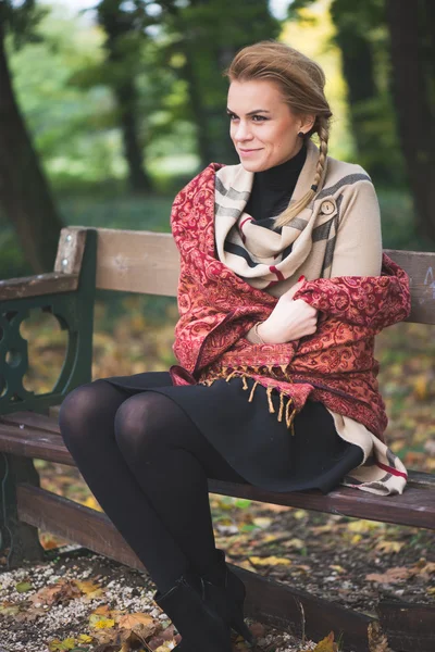 Hermosa mujer joven en el parque de otoño —  Fotos de Stock