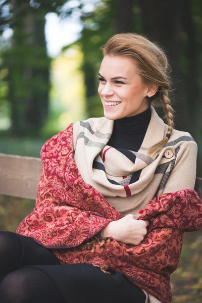 Schöne junge Frau ruht sich aus — Stockfoto